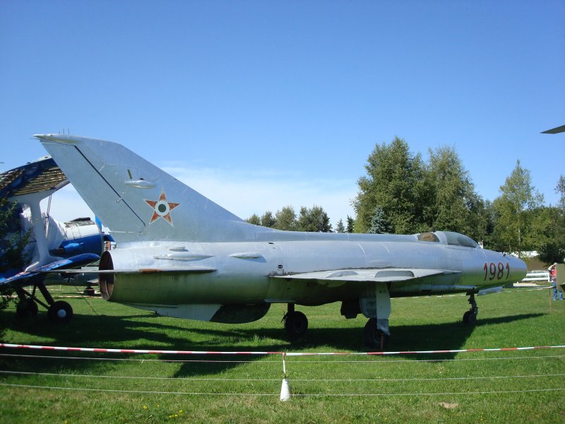 MIG 21 russischer Düsenjäger ab 1956 im Dienst,
wurde über 11000 mal gebaut darunter viele Lizenzen,
Vmax 2230Km/h, Reichweite 2000Km, Gipfelhöhe 15000m,
Flugmuseum Schwenningen Sept.2009