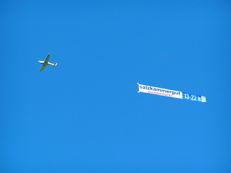Motorflieger mit  Salzkammergut  Banner im Luftraum ber RIED i.I.; 080629