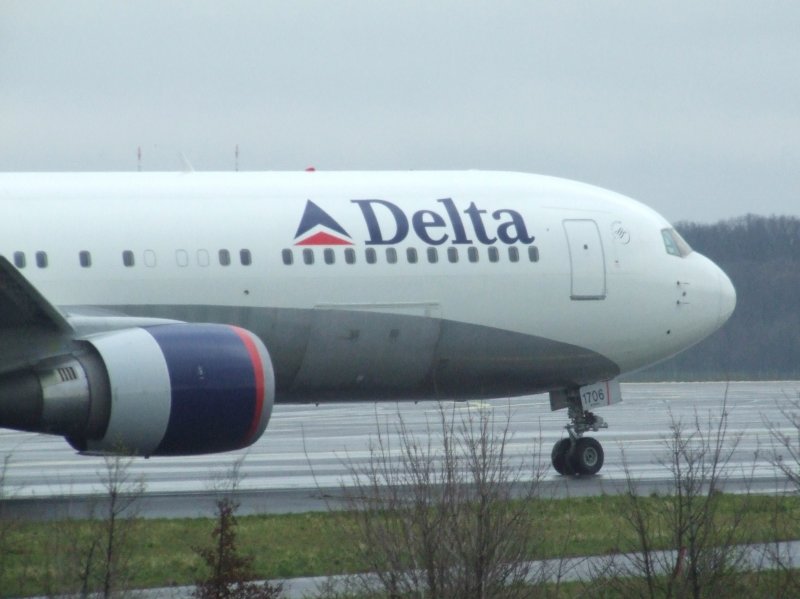 Nahaufnahme einer Delta Boeing 767, die in Dsseldorf auf dem Weg zum Start in Richtung USA ist. (22.03.2008)