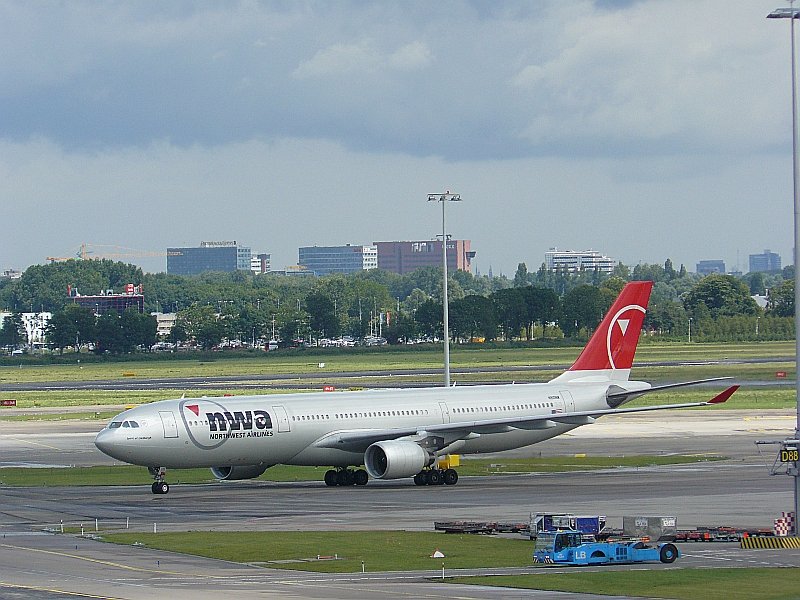 Northwest Airlines N810NW Airbus 330-323 fotografiert in Amsterdam Schiphol 20-07-2008.