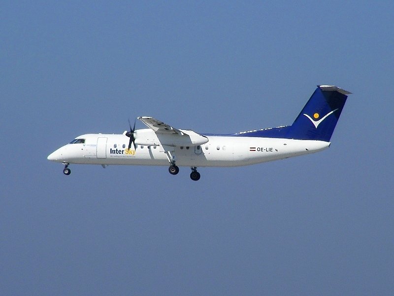 OE-LIE, eine De Havilland Canada DHC-8-300 der InterSky im Anflug auf Dresden-Klotsche am 3.4.2009.