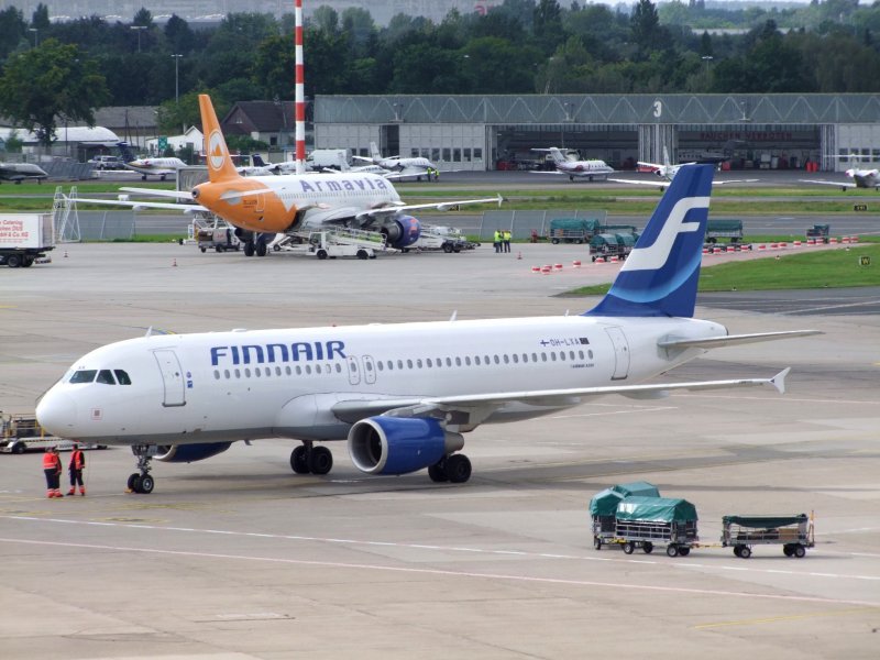 OH-LXA(Airbus320) am Flughafen Dsseldorf; 080904