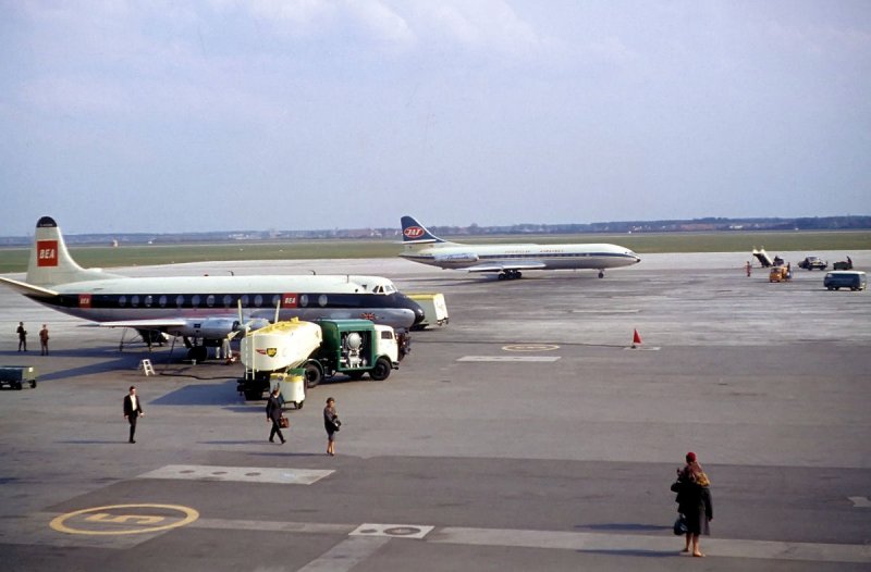 Oldie-Aufnahme vom Flughafen Mnchen-Riem, Anfang der 60iger Jahre. Im Vordergrund eine Vickers Viscount (BEA), im Hintergrund eine Caravelle (JAT). 