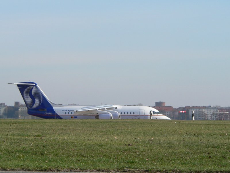 OO-DJL der SN Brussels Airlines bereitet sich am 17.2.2007 auf ihren Start in Tempelhof vor. Mit viel Getse hob die Maschine dann ab, um Brssel anzufliegen.