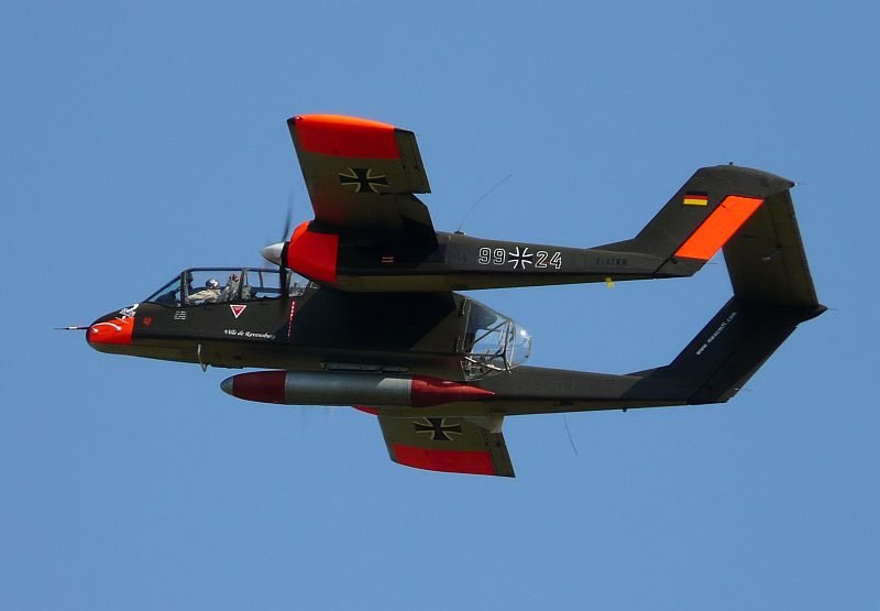 Ein tolles Display vor blauem Himmel flog diese Bronco. Das