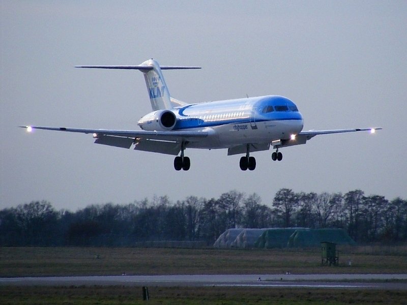 PH-JCH, eine F70 der KLM cityhopper, erreicht Hannover am 4.3.2009 kurz nach Sonnenuntergang.