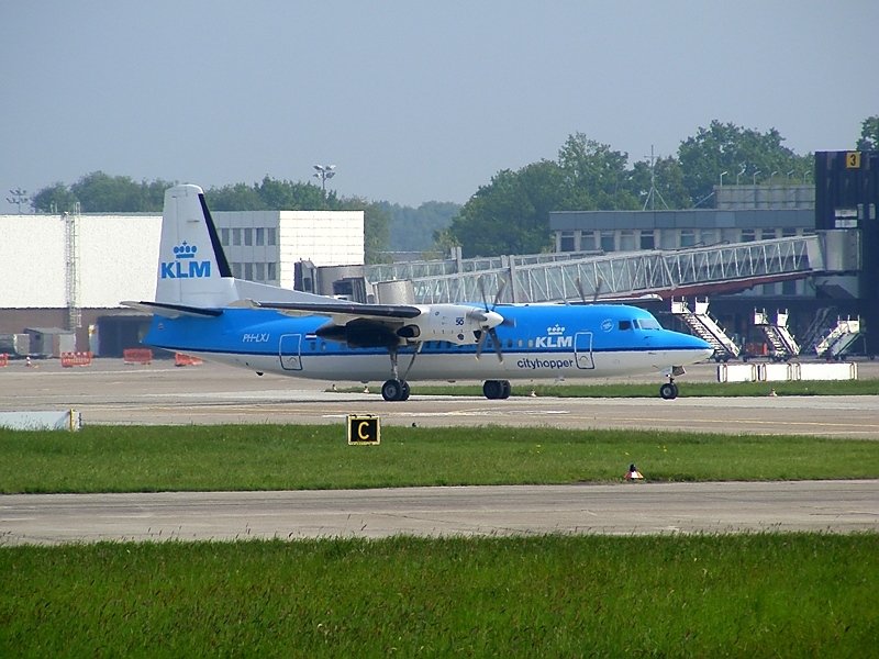 PH-LXJ, eine F50 der KLM Cityhopper rollt zur Startbahn. Hannover am 2.5.2009.