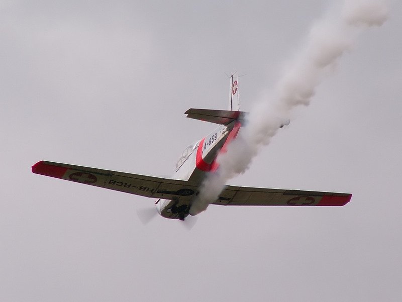 Im Tiefflug und mit aktiviertem Rauchgenerator schie�t diese Pilatus in