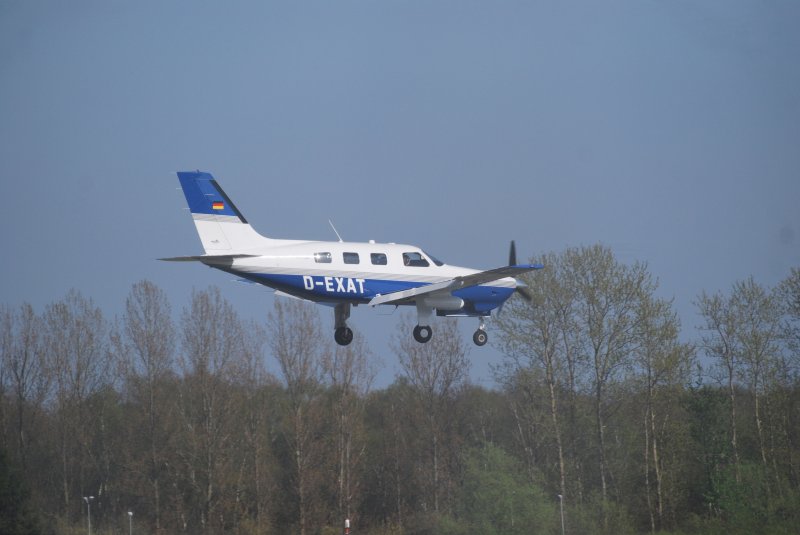 Piper PA-46-350P Malibu Mirage D-EXAT im Anflug auf Hamburg Fuhlsbttel am Ostermontag den 13.04.09