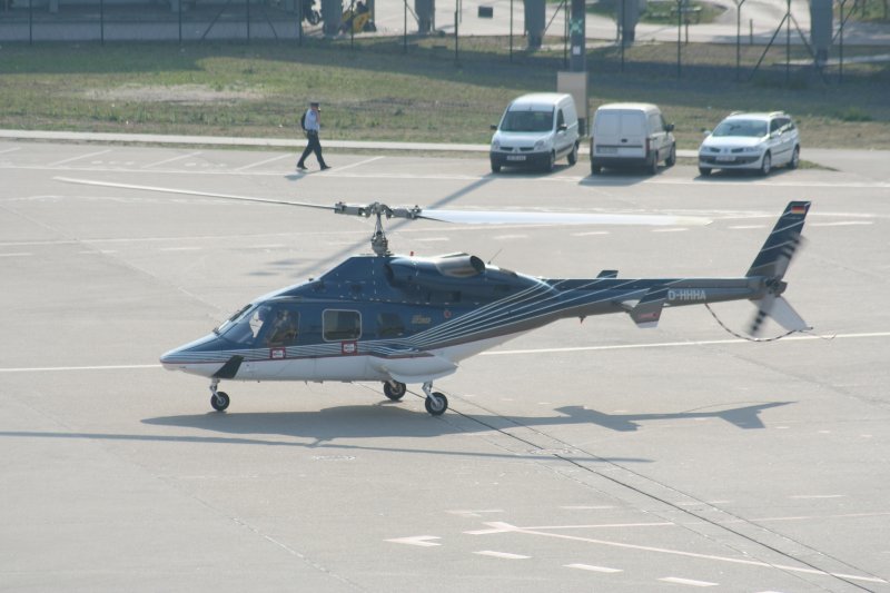 Private Bell-230 D-HHHA am 30.04.2009 auf dem Flughafen Berlin-Tegel
