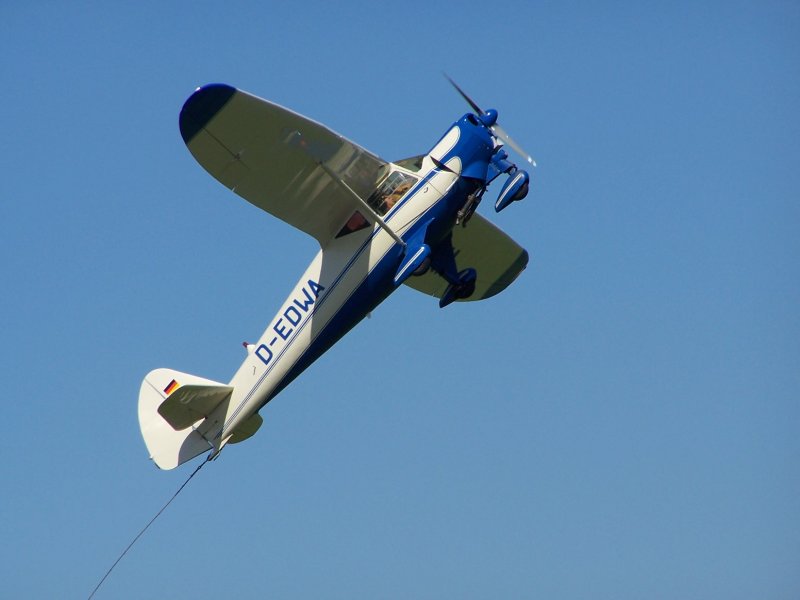 Ptzer Elster  D-EDWA  im steilen Steigflug. Der Pilot hat kurz zuvor ein Banner auf dem Boden aufgenommen und versucht nun, rasch an Hhe zu gewinnen.
Aufgenommen beim Bayreuther Flugtag am 5.8.2007.