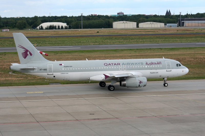 Qatar Airways A 320-232 am 26.07.2009 auf dem Weg zum Start in Berlin-Tegel