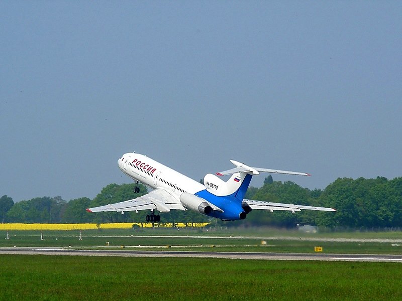 RA-85770 der Rossija hebt ab. Hannover am 2.5.2009.