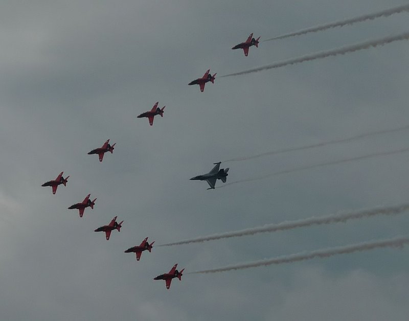 Leider vor dunklen, tiefh�ngenden Wolken fliegt diese seltene Formation aus