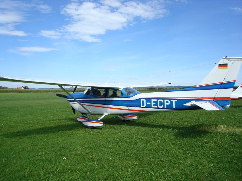 Reims-Rocket, franzsische Lizenzfertigung der Cessna 172  Skyhawk ,
Reiseflugzeug fr 4 Personen, mit Continental-Einspritzmotor 210PS,
250km/h Reisegeschwindigkeit,
Tannheim Aug.2006