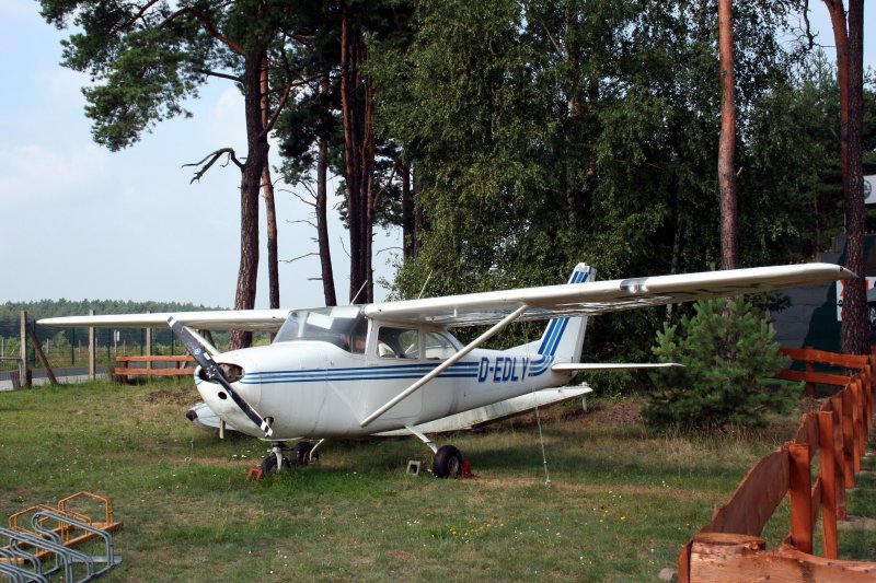 Reims/Cessna 172XF   Skyhawk  D-EDLY im Luftfahrtmuseum Finow bei Eberswalde am 21.07.2007