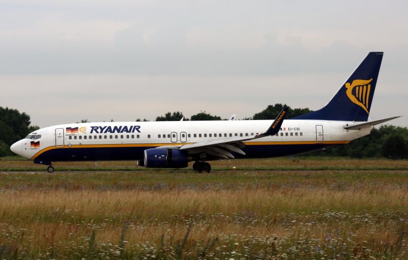 Ryanair B 737-8AS EI-CSI   Frankfurt Hahn   am 18.07.2007 nach der Landung auf dem Flughafen Berlin-Schnefeld