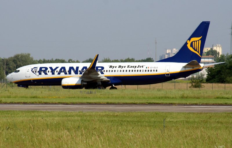 Ryanair B 737-8AS EI-DLO   Bye Bye EasyJet   am 08.07.2007 auf dem Flughafen Berlin-Schnefeld