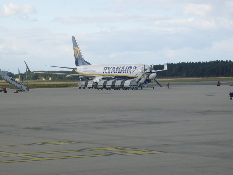 Ryanair EI-DWA heute aus Oslo im Flughafen Weeze gelandet.Spter wird sie weiter fliegen nach Gran Canaria.(18.10.09)