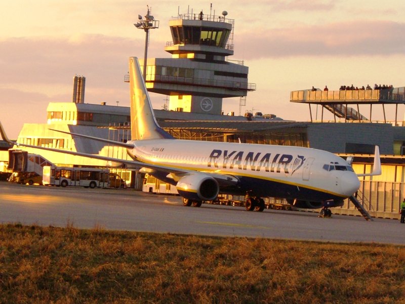 Ryanairs Boeing 737-800 EI-DCN whrend des Boardings fr den tglichen Linienflug FR 1904 nach London - Stansted. Die untergehende Sonne lsst Teile des Flughafen Linz und des Flugzeugs golden erscheinen.
