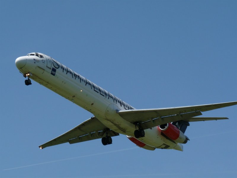 MD-82 der SAS kurz vor der Landung auf Piste 14