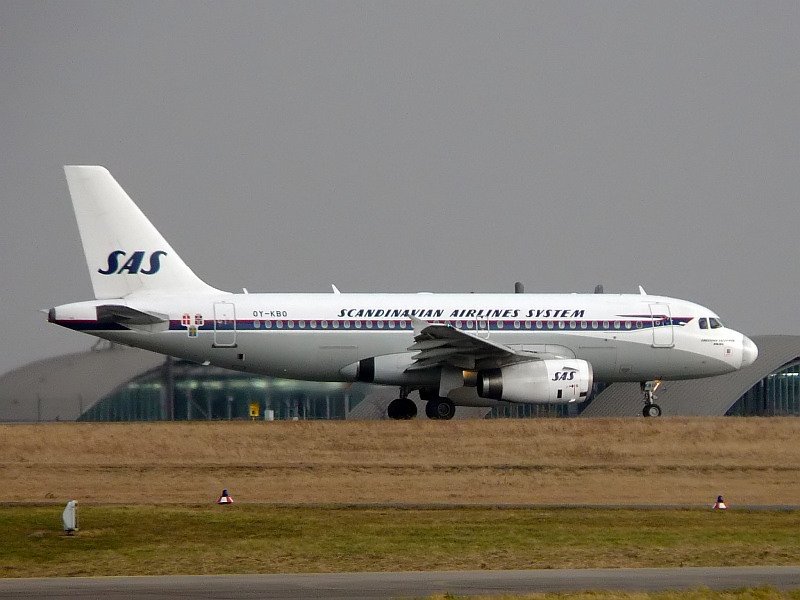 Dieser Airbus von SAS fliegt in Retro c/s durch die