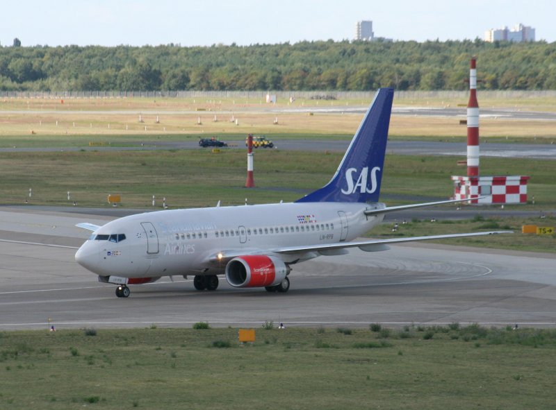 SAS B 737-683 LN-RPB bei der Ankunft auf dem Flughafen Berlin-Tegel am 12.09.2009