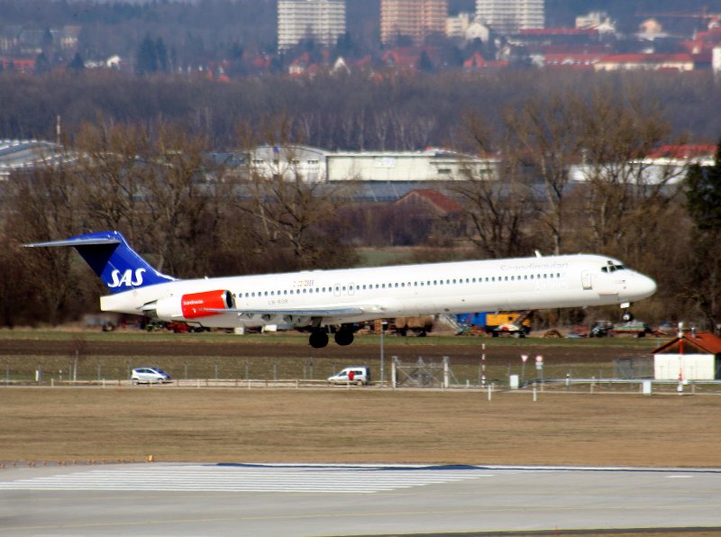 SAS MD-82 LN-ROR kurz vor der Landung auf dem Flughafen Mnchen am 10.03.2008