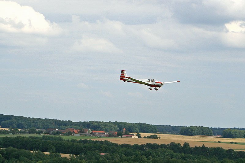 Scheibe-Falke beim Landeanflug auf den Flugplatz Niederstetten am 07.07.07. 
