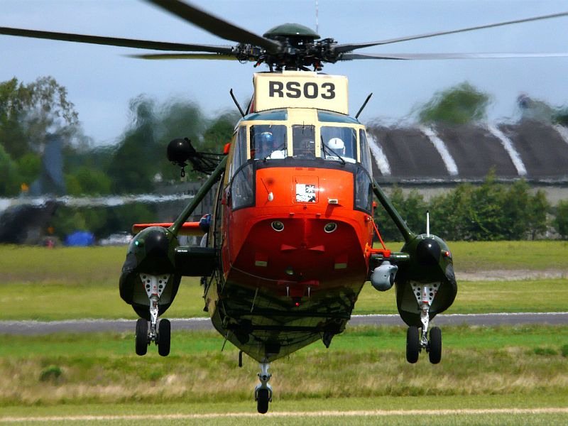 Dieser Sea King schwebt leicht schwankend auf der Stelle. Schade,
