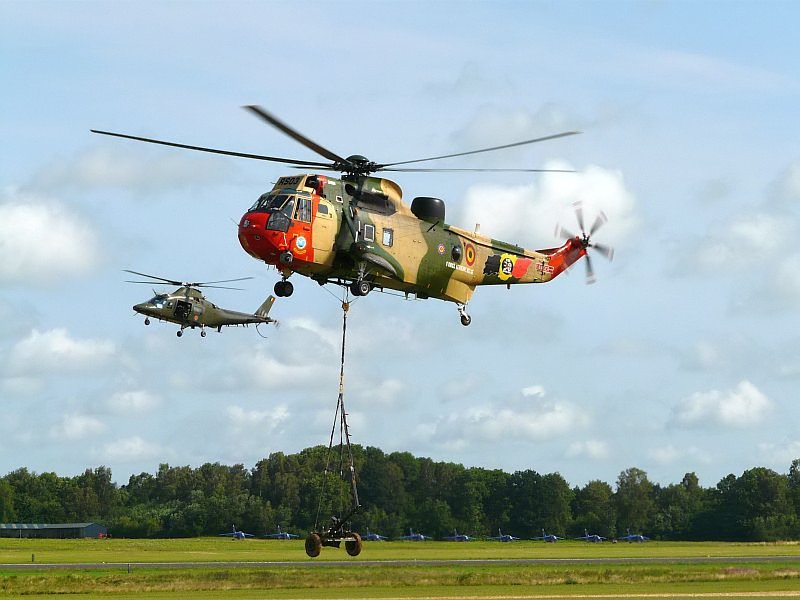 Bewacht von einer A109 setzt dieser Sea King ein Gesch�tz