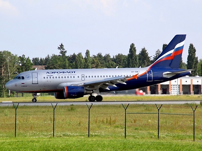 Seit 3.7.2009 fliegt Aeroflot die neue Linie von Moskau nach Dresden. VP-BWJ, ein A319, erffnet als Flug SU 104 die Strecke.