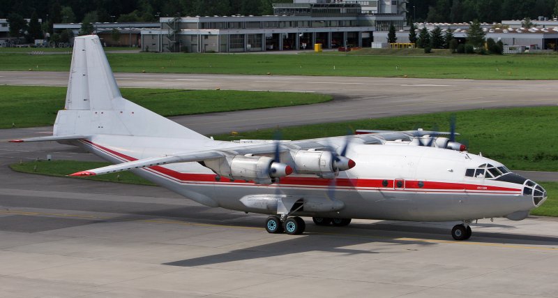 Shovkoviy Shlyah Airlines , Antonov AN-12 rollt zum Start auf Rwy 28.  Zrich, 17.Aug. 2007