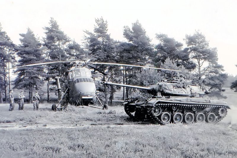 Sikorsky H 34 G-III vom HFlgBtl 6 bei einem  Tag der offenen Tr , 1964, im Vordergrund vorbeirollender Panzer M 41. 