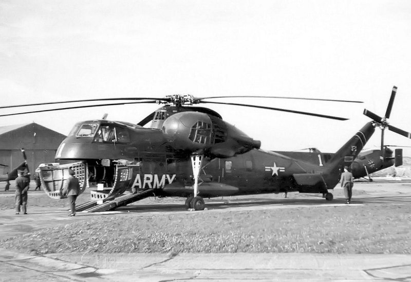Sikorsky H-37 A  Mojave . Schwerer 2-mot. Transporthubschrauber, 2 x 2.100 PS, Besatzung 3 + 36. 1961 in Bckeburg.