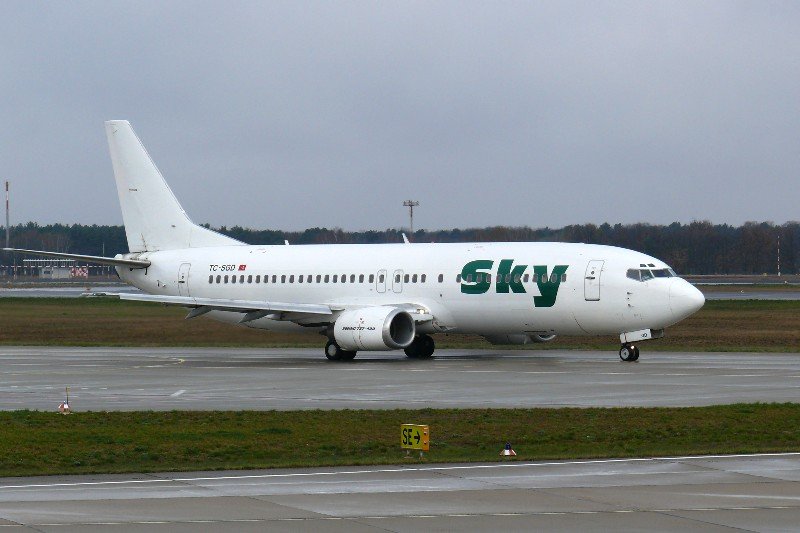 Sky 734 TC-SGD - mit dunkelgrnem Sky-Logo - das Tail ist noch wei - die Maschine flog vorher fr Saga - vielleicht bekommt Sky ja einen neuen Jet. Berlin TXL 06.04.2008