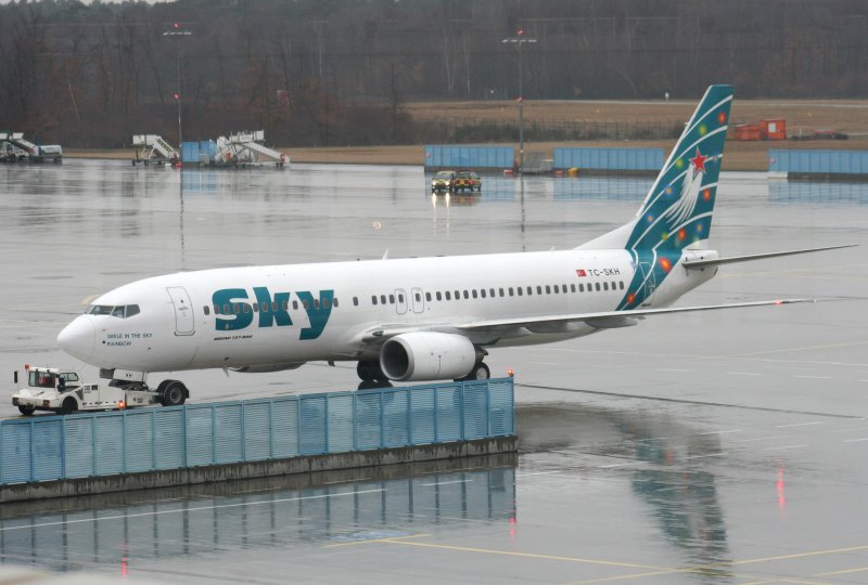 Sky Airlines B 737-8BK TC-SKH im strmenden Regen am 10.03.2009 auf dem Flughafen Kln-Bonn