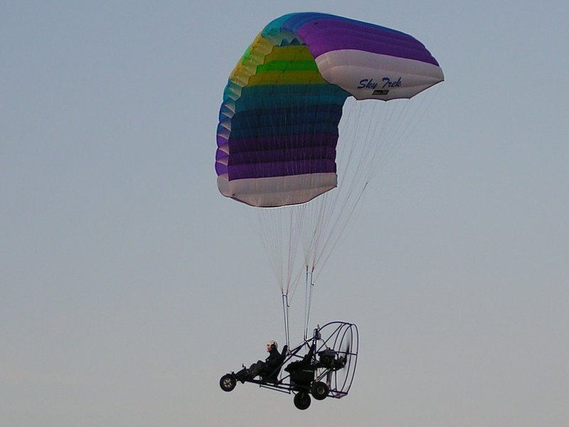 Sky-Trek kurz vor seiner Landung auf einer Wiese bei Ried i.I. ; 090814