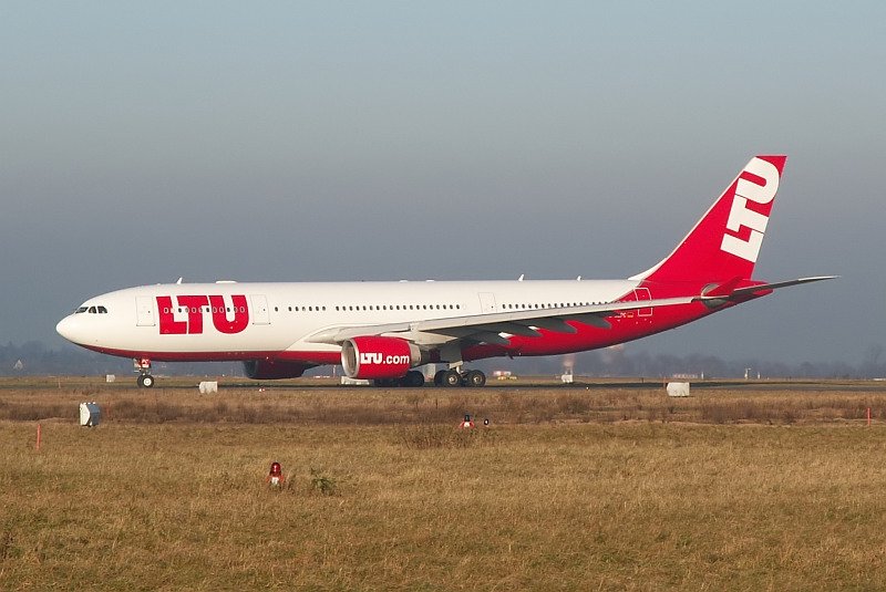 So sieht ein A330 im neuen Farbkleid der LTU aus...die Nhe zu Air Berlin ist unbersehbar. Das Foto stammt vom 19.12.2007