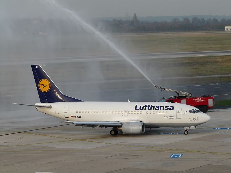 So sieht es aus, wenn ein Kapitn der Lufthansa in den Ruhestand verabschiedet wird. Nach einem tiefen berflug wurde das Flugzeug mit einer Dusche aus den Feuerwehrautos begrt. Das Bild stammt vom 29.11.2008