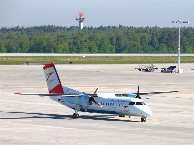 Soeben gelandet Austrian Arrows DHC83 OE-LTN als Flug OS 215 aus Wien; Dresden-Klotzsche,09.05.2008
