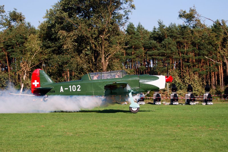 Smoke On heisst es f�r diese Pilatus P-2 beim Flugtag