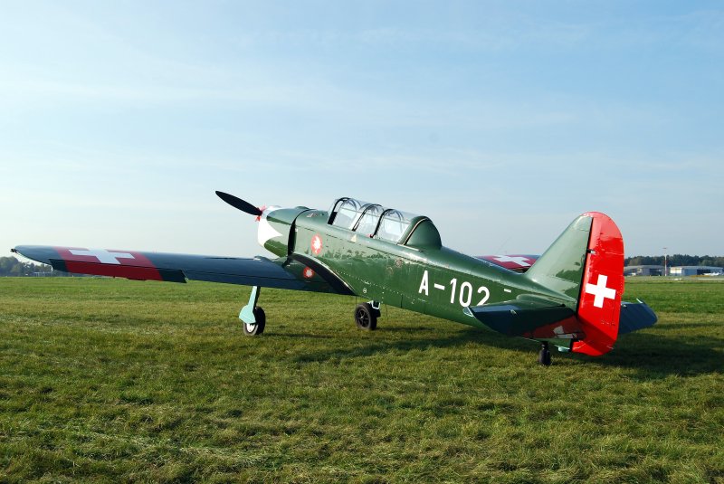 Pilatus P2 auf dem Vorfeld des Flughafens L�beck Blankensee bei