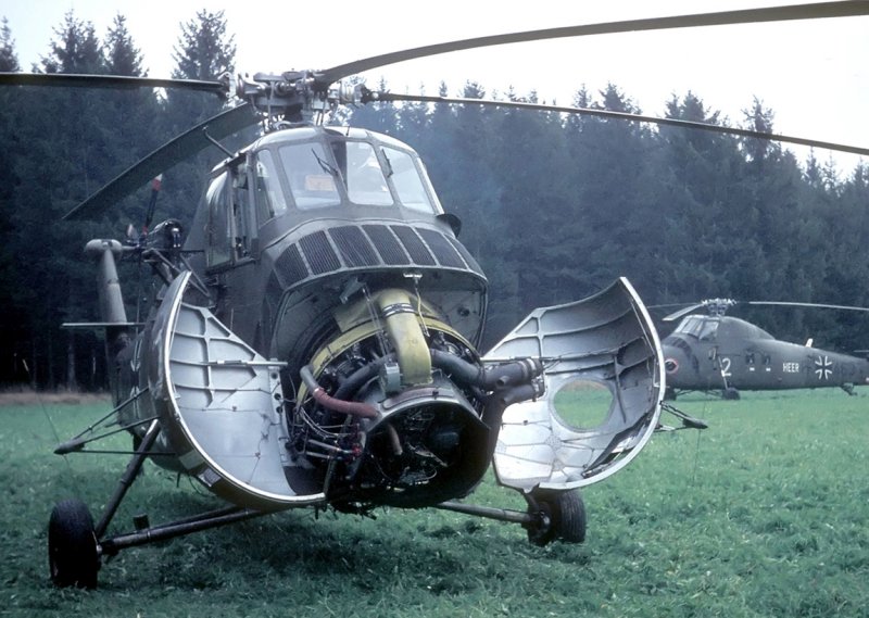 Sikorsky H 34 G-III mit offener Motorluke mit Blick auf