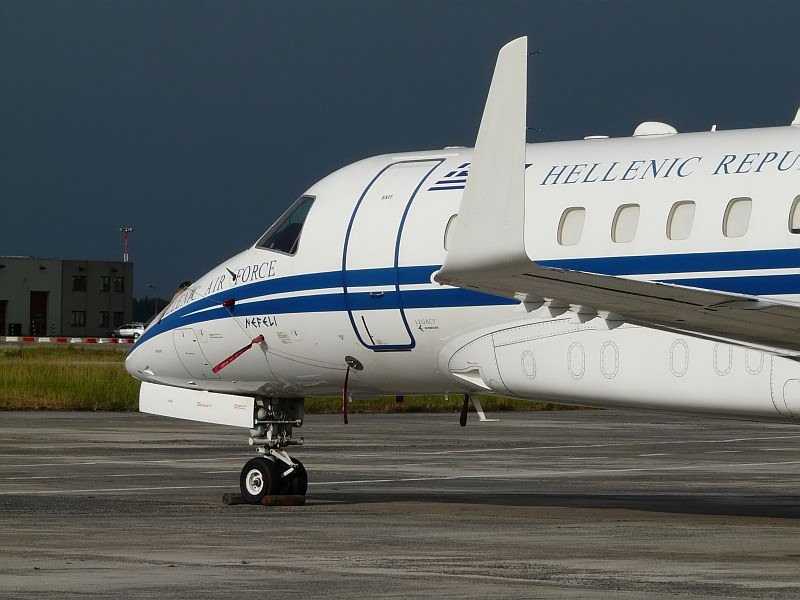 Blick auf dunkle Wolken �ber Br�ssel...vorbei an dem Regierungsflieger Griechenlands.