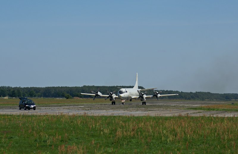 Eine Lockheed Orion P-3C ist soeben gelandet und rollt nun