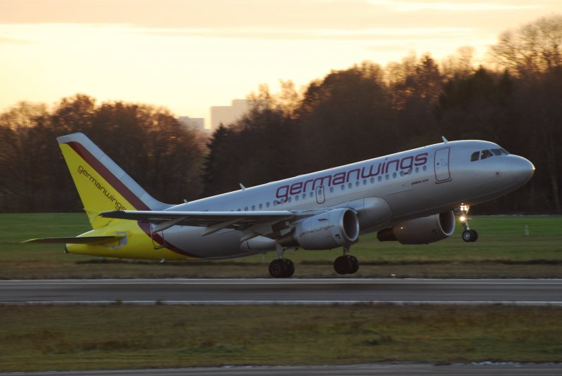 Start eines Airbus A319 der Germanwings in Hamburg Fuhlsbttel am 24.11.08