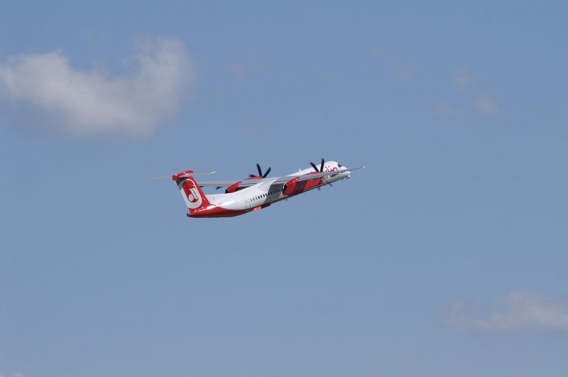 Eine Air Berlin DHC-8 mit der Kennung D-ABQF beim Start