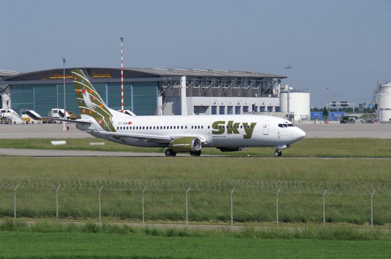 Eine Boeing B734 der Sky Airlines mit der Kennung TC-SKM