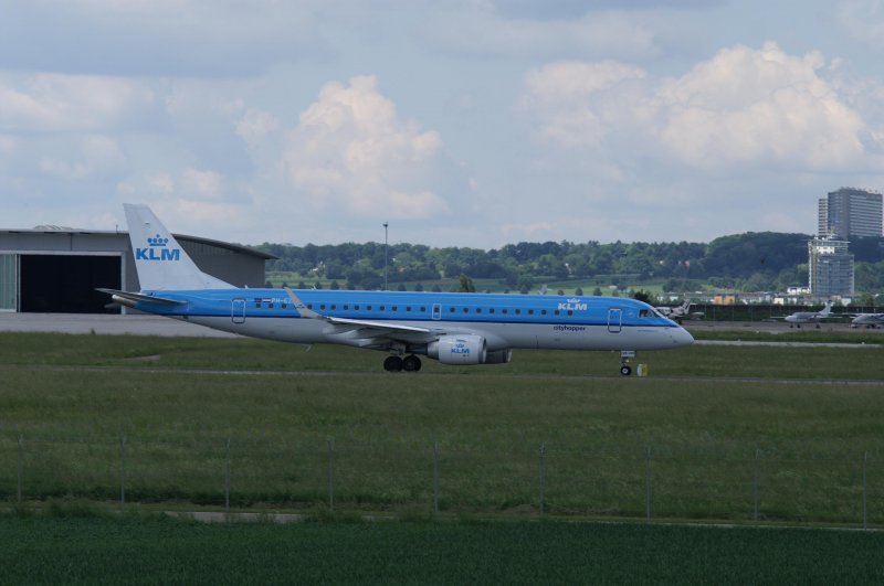 Eine EMBRAER E190 der KLM Cityhopper mit der Kennung PH-EZB